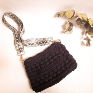 cartera negra en crochet elaborada con trapillo